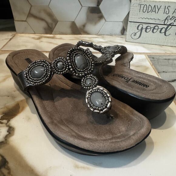 Minnetonka Women’s Suede Pewter Embellished Wedge Heel Thong Sandals Size 5 Boho - Picture 1 of 9